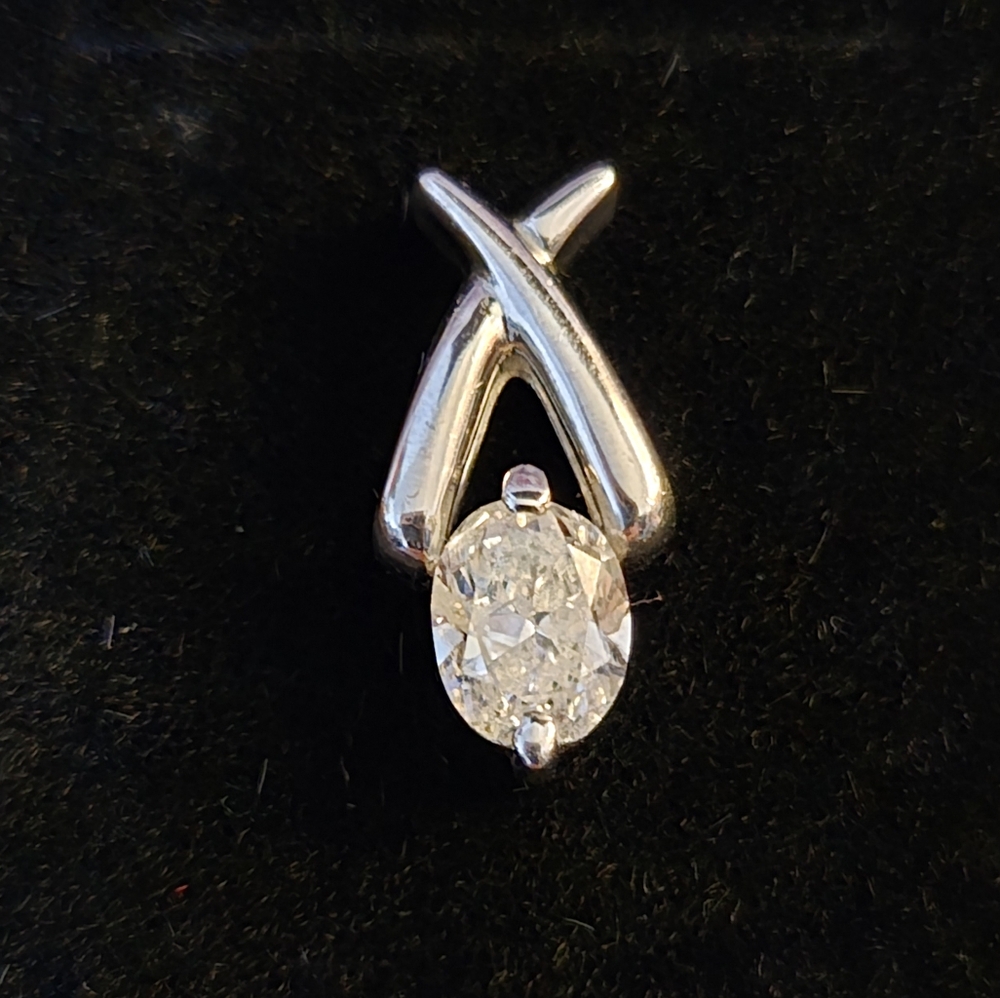 1-Carat Oval-cut Diamond pendant in Platinum900 setting